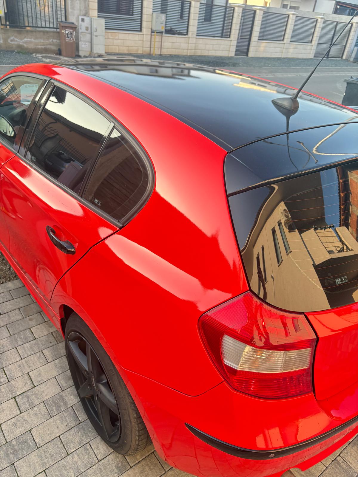 Colantare BMW E87 Lateral Rosu Negru